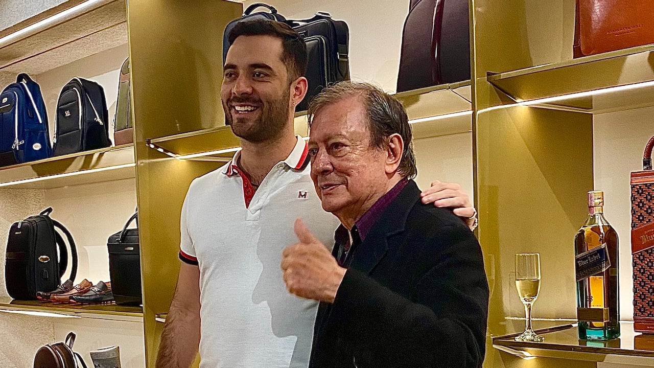 Mario Hernández junto a su hijo Lorenzo Hernández, Director Creativo de la marca