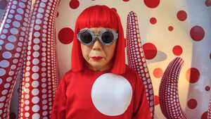 Portrait de l'artiste Yayoi Kusama au milieu de son oeuvre à Hong Kong, Chine, le 4 octobre 2012. (Photo by Jose-Fuste RAGA/Gamma-Rapho via Getty Images)