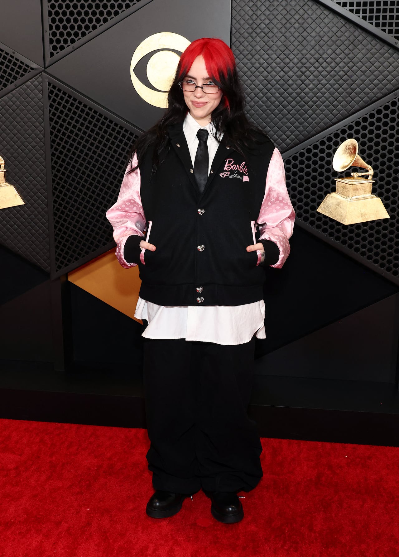 Billie Eilish asiste a la 66.a entrega de los premios GRAMMY en Crypto con un traje inspirado en Barbie.