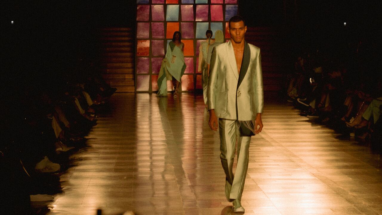 Juan Pablo Socarrás abre Colombiamoda 2022 junto a Coca Cola con la colección "A Mar" y su iniciativa Historias Hechas a Mano