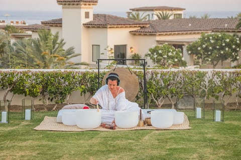 Así empieza un retiro de bienestar en Los Cabos: con el sonido del océano y un atardecer que lo cambia todo