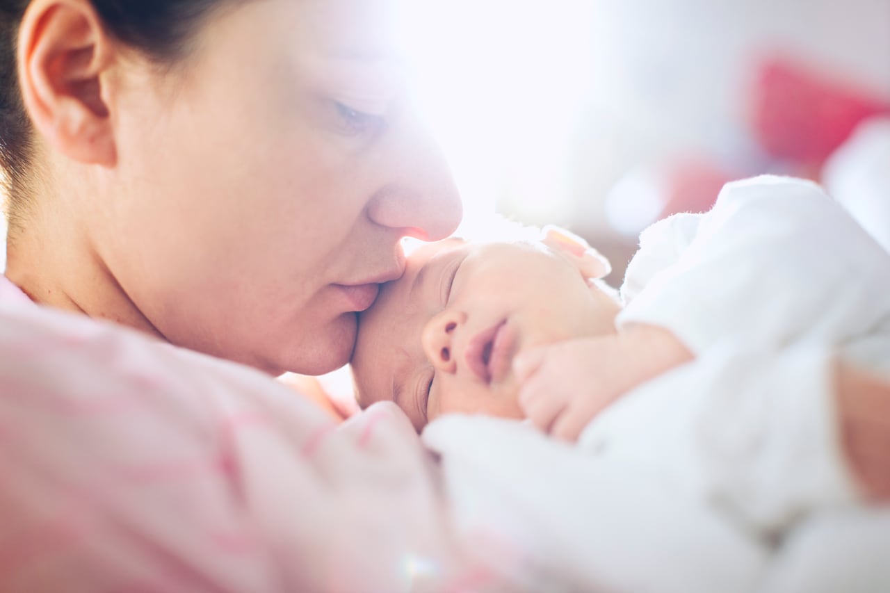 Madre y bebé recién nacido