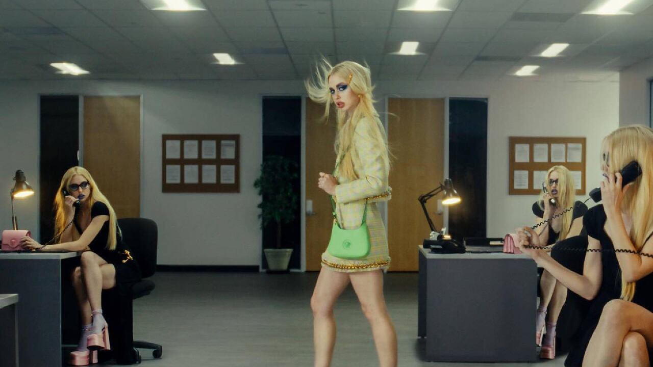Chloe Cherry como imagen de la nueva campaña de VErsace.