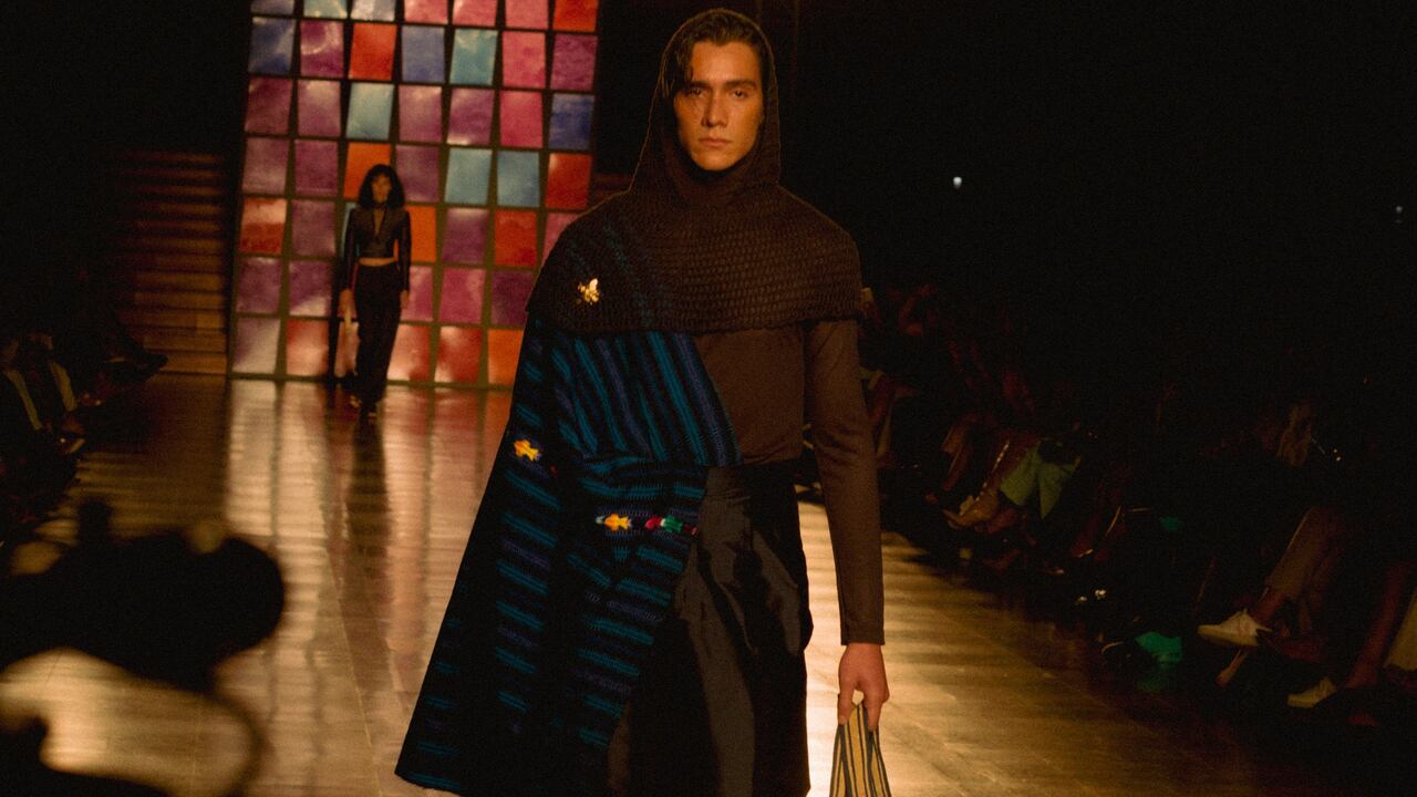 Juan Pablo Socarrás abre Colombiamoda 2022 junto a Coca Cola con la colección "A Mar" y su iniciativa Historias Hechas a Mano