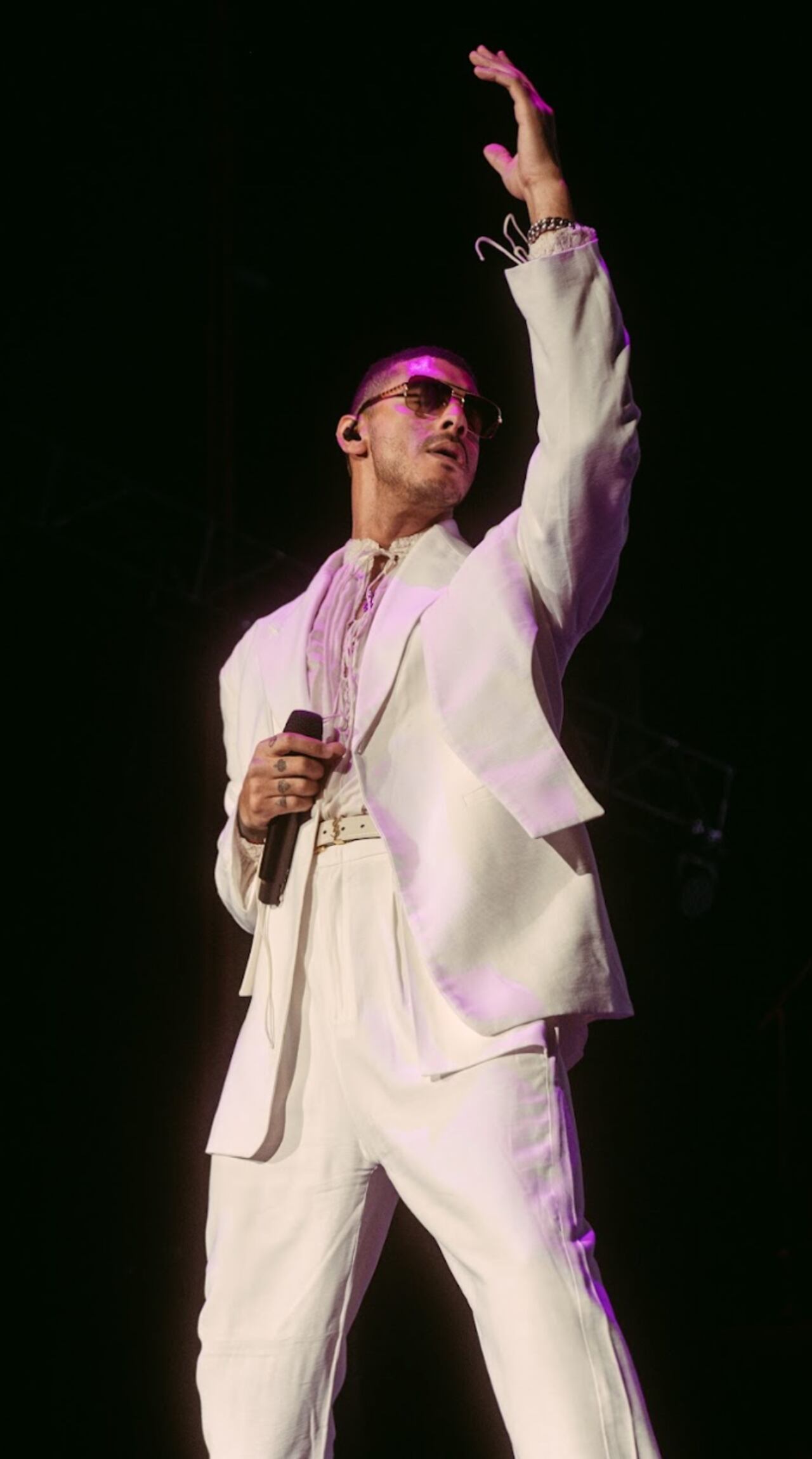 Recientemente, Manuel lanzó una edición de lujo de ‘Perfecto’, el cual incluye dos nuevas canciones y una versión remasterizada de ‘Cielo’ junto a Nile Rodgers.
