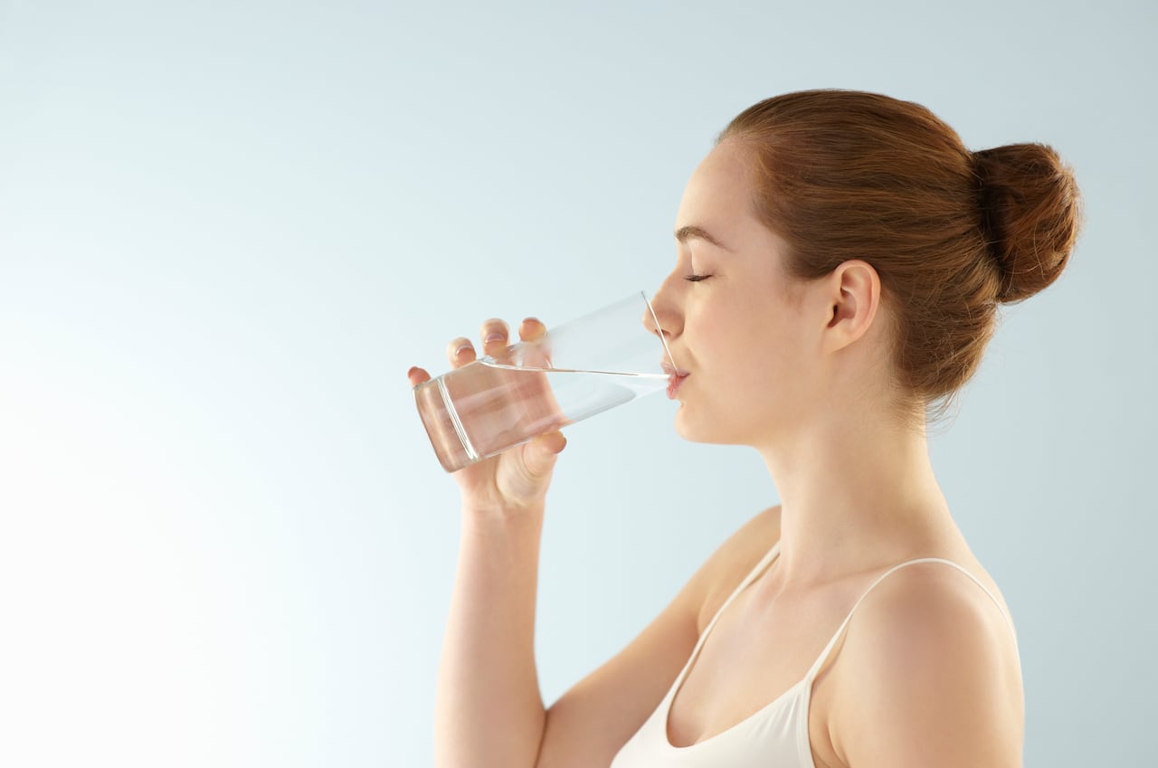 Descubrirás que, una vez más, los beneficios de tomar agua en ayunas son realmente asombrosos.