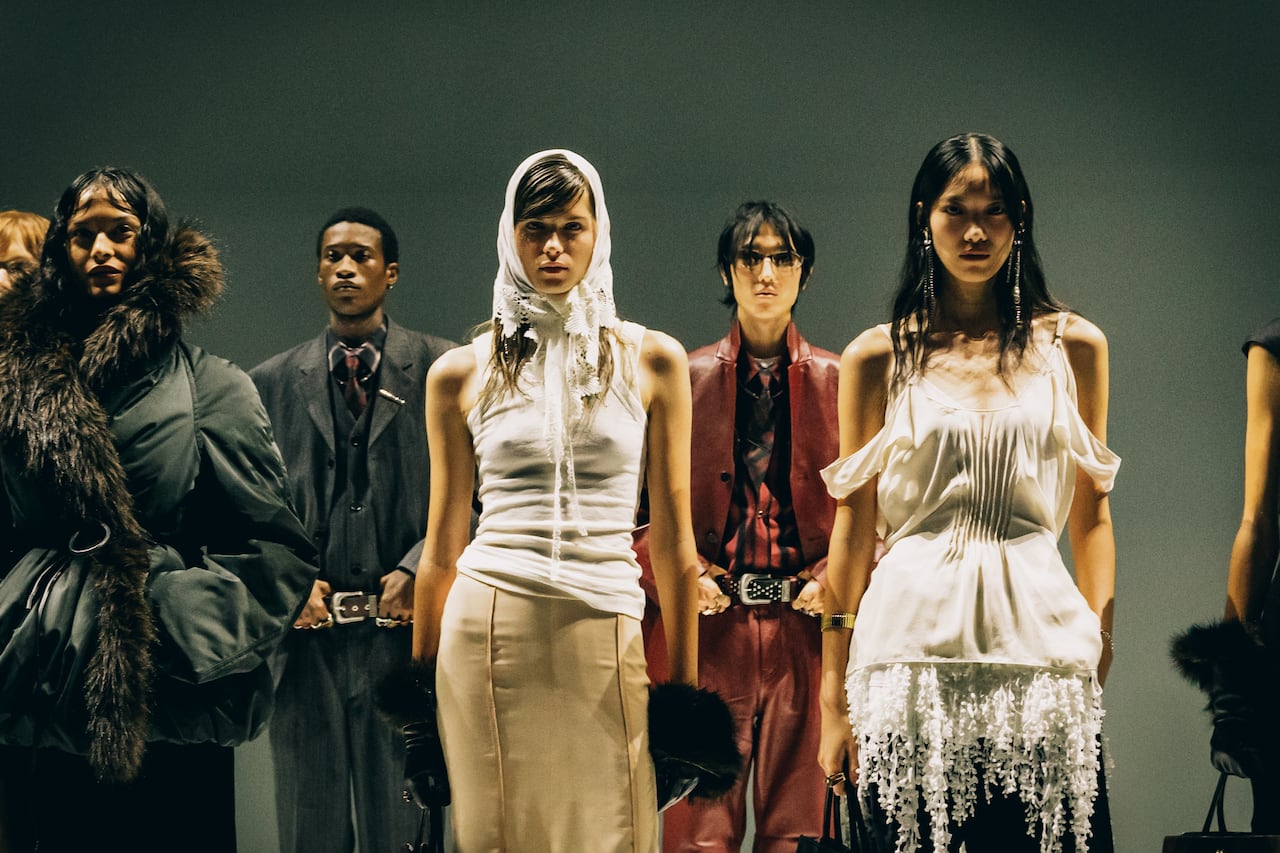 La colección de otoño 2026 explora distintas expresiones del vestuario contemporáneo, desde el romanticismo hasta las estructuras más precisas y minimalistas.