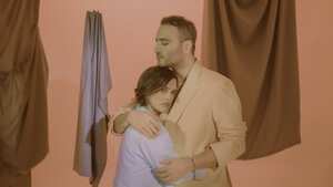 Paula Arenas y Jesús Navarro en el video de "Déjame llorarte".