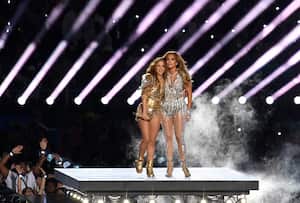 Shakira y Jennifer López se presentan en el escenario durante el espectáculo de medio tiempo del Pepsi Super Bowl LIV en el Hard Rock Stadium el 2 de febrero de 2020 en Miami, Florida.