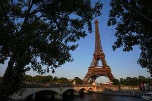 El puente Iena en dirección a la Torre Eiffel de París, el jueves 1 de junio de 2023. La capital de Francia albergará dentro de un año los Juegos Olímpicos. (AP Foto/Michel Euler)
