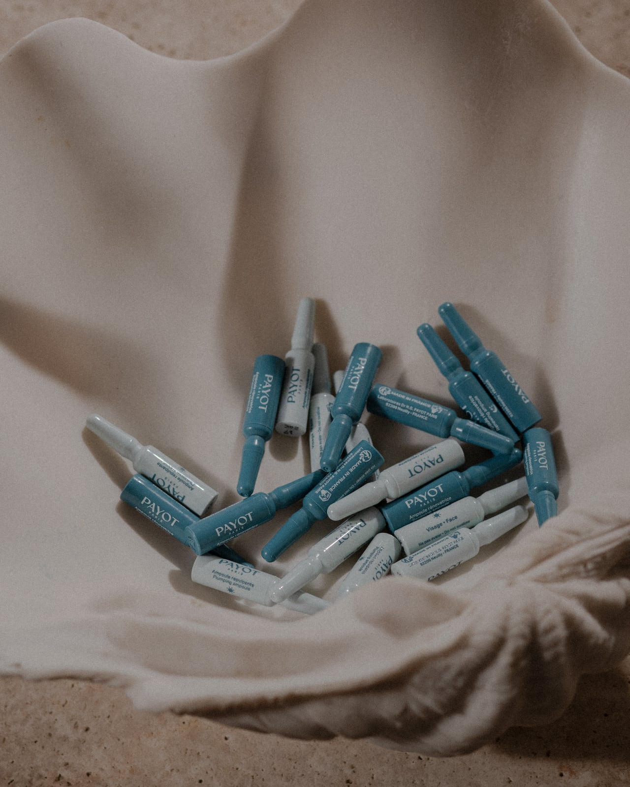 Tratamiento intensivo de 10 días que combina ácido hialurónico por la mañana y retinol puro por la noche.