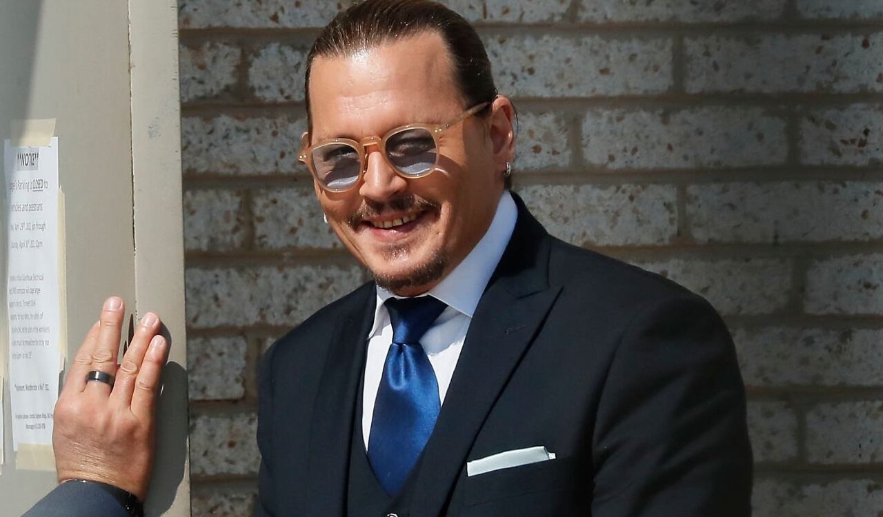 El actor Johnny Depp no pudo contener la risa en medio del juicio tras una incómoda pregunta del abogado de Amber Heard a su guardaespaldas
