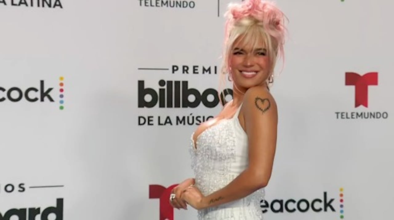 La artista paisa lució un vestido blanco y el cabello recogido