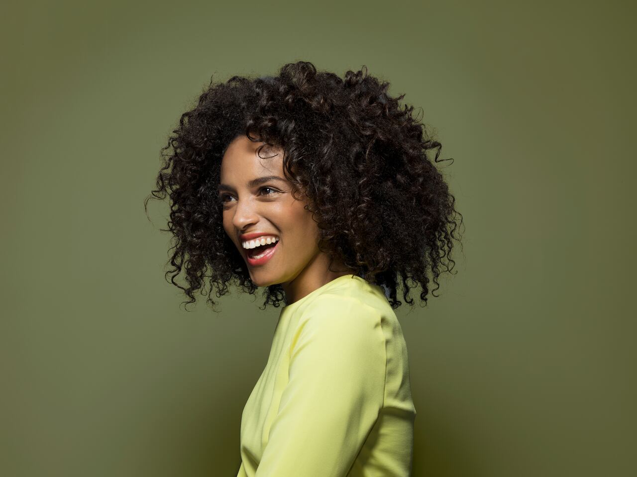 Mantener el cabello brillante, sedoso y en general bien cuidado es una tarea complicada. En especial cuando se trata de cabellos rizados, pues estos suelen resecarse y trozarse con mayor facilidad.