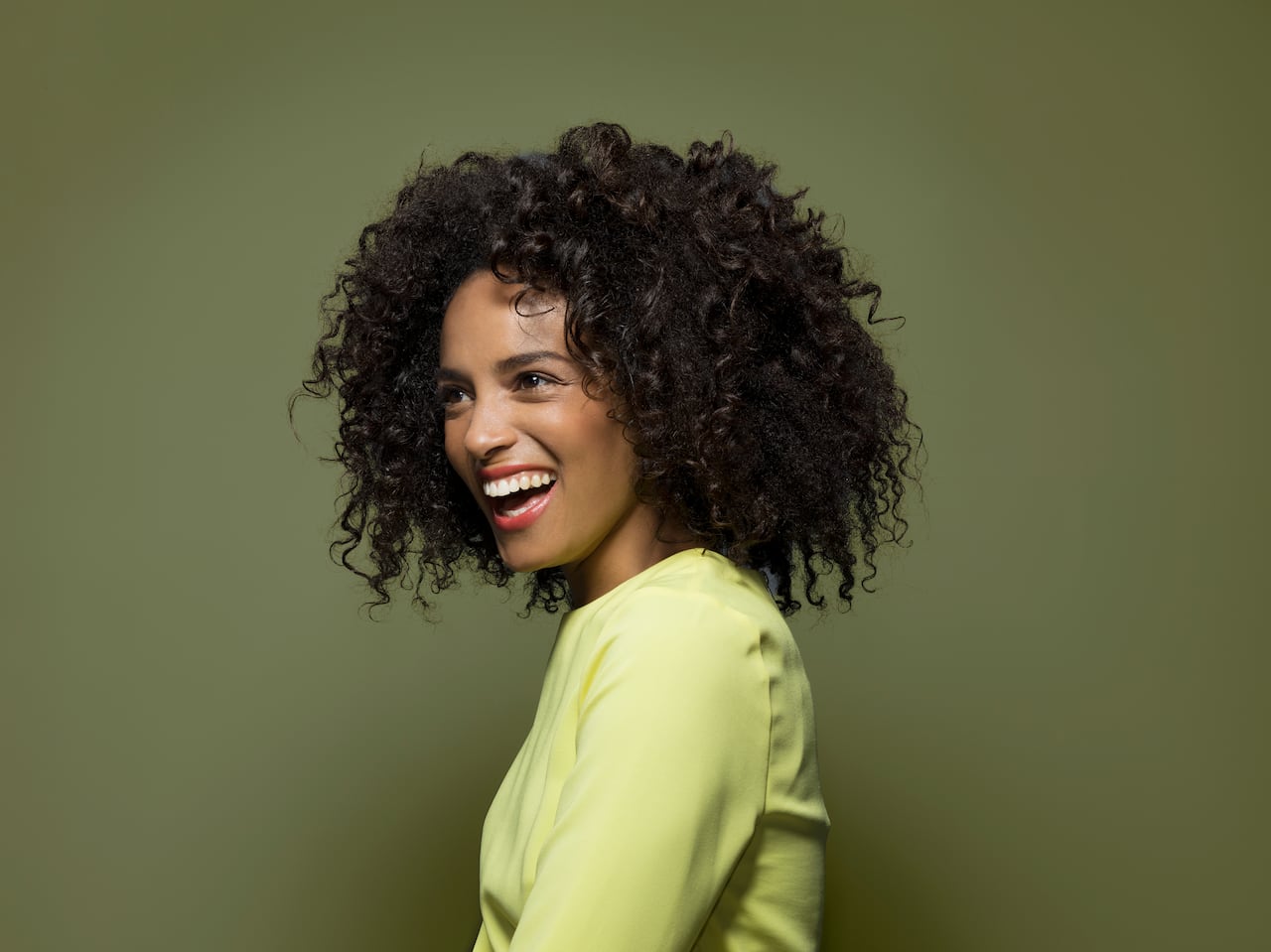 Mantener el cabello brillante, sedoso y en general bien cuidado es una tarea complicada. En especial cuando se trata de cabellos rizados, pues estos suelen resecarse y trozarse con mayor facilidad.