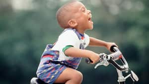 Niño feliz montando en bicicleta