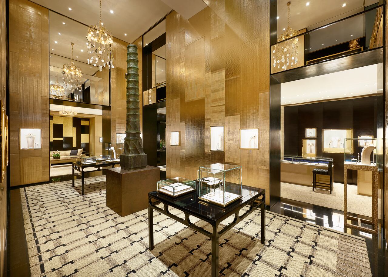 Ubicada en el número 18 de la Place Vendôme en París, la boutique de joyería y relojería de Chanel recientemente volvió a abrir sus puertas