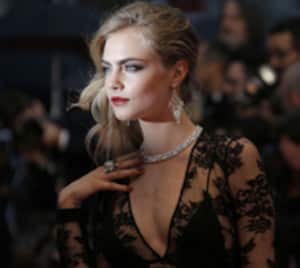 La modelo favorita del momento, Cara Delevigne  optó por un sexy vestido de encaje de Burberry dress y joyas Chopard.  Foto AP