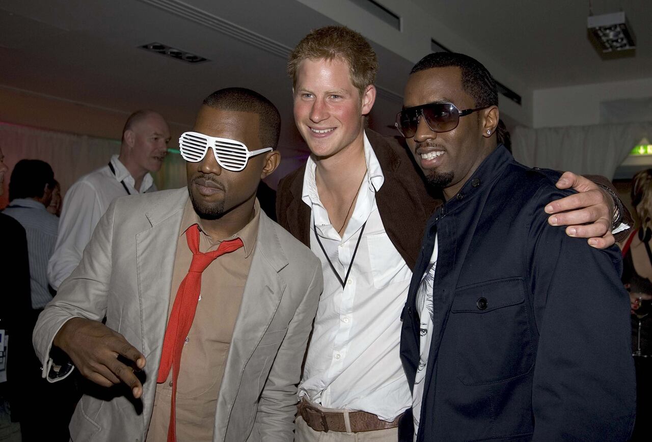 el Príncipe Harry se reúne con los raperos Kanye West (segundo desde la izquierda) y P Diddy (derecha) en el concierto de Diana After Party en el estadio de Wembley el 1 de julio de 2007 en Londres, Inglaterra.