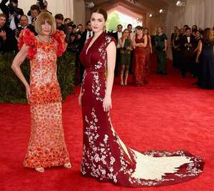La directora de Vogue, Anna Wintour, y su hija Bee Shaffer en la gala del MET de Nueva York Foto: AFP