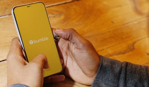 Las mujeres están dejando atrás los estereotipos y roles tradicionales de género al momento de salir con alguien.