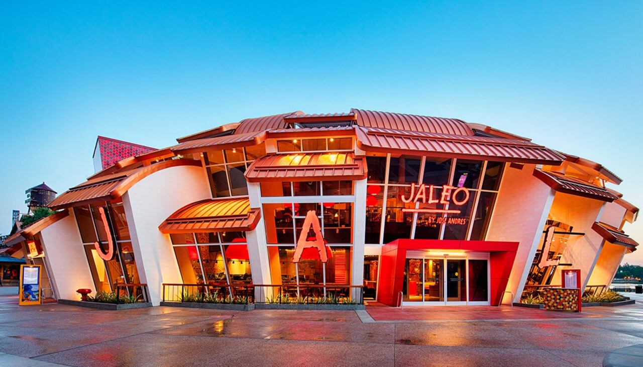 El concepto de Jaleo se basa en la tradición española de compartir pequeños platos o tapas, lo que permite a los comensales probar una amplia gama de sabores y texturas.