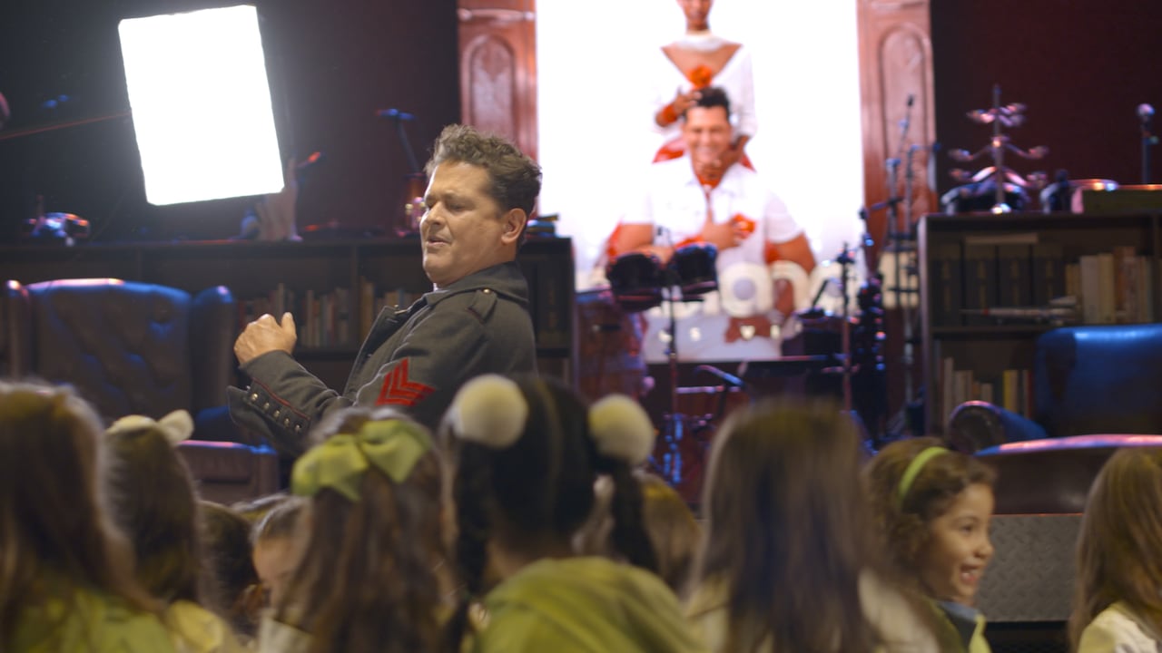 Niños entrevistan a Carlos Vives