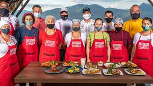 Cocineros de diferentes regiones del departamento de Antioquia muestran algunos de sus platos típicos.