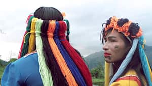 'Aribada' es un cortometraje dirigido por Simon(e) Jaikiriuma Paetau y Natalia Escobar que se estrenó en festivales en el 2022 y muestra a un grupo de mujeres indígenas trans en la comunidad emberá