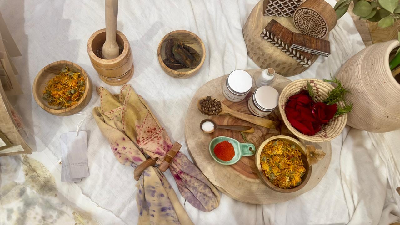 Para extraer tinte natural para imprimir en las telas, se utilizan también flores y semillas