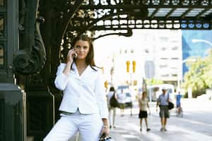 Mujer con flip phone