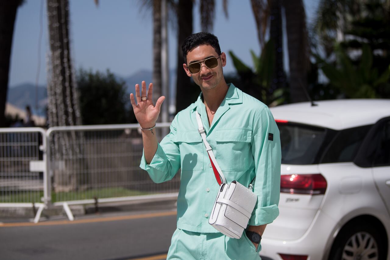 Alejandro Speitzer sabe muy bien como llevar un atuendo para festival.