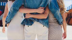 Relación poliamorosa entre un hombre y dos mujeres.