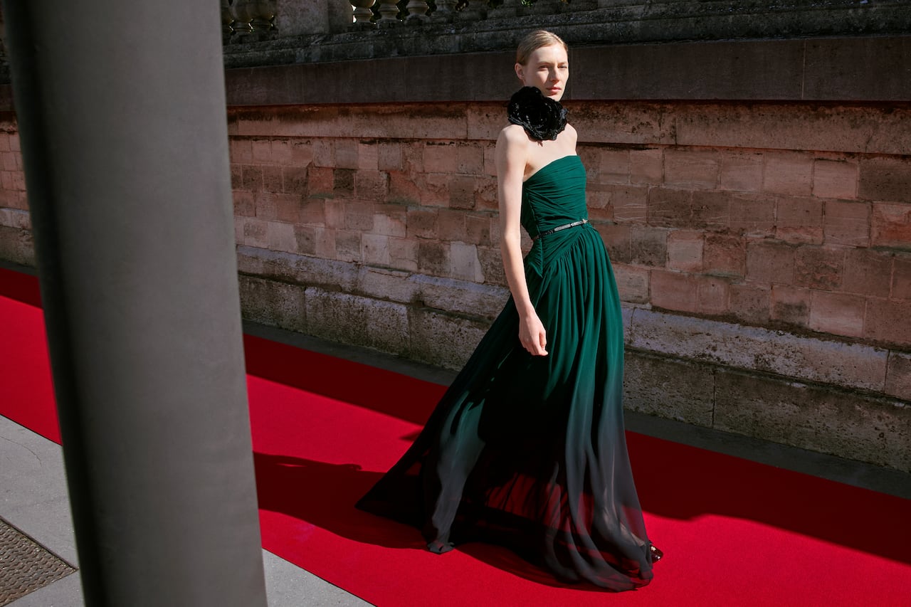 Vestidos de gala y piezas de tailoring hacen parte de la nueva colección.