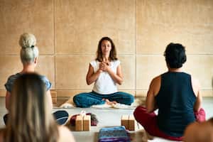 El yoga y la meditación se relacionan.