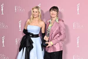 SANTA MONICA, CALIFORNIA - MARCH 09: (L-R) Mira Sorvino and Sharon Long, winner of the Excellence in Period Television award for ‘The Great,’ pose during the 24th Costume Designers Guild Awards at The Eli and Edythe Broad Stage on March 09, 2022 in Santa Monica, California. (Photo by Stefanie Keenan/Getty Images for CDGA)