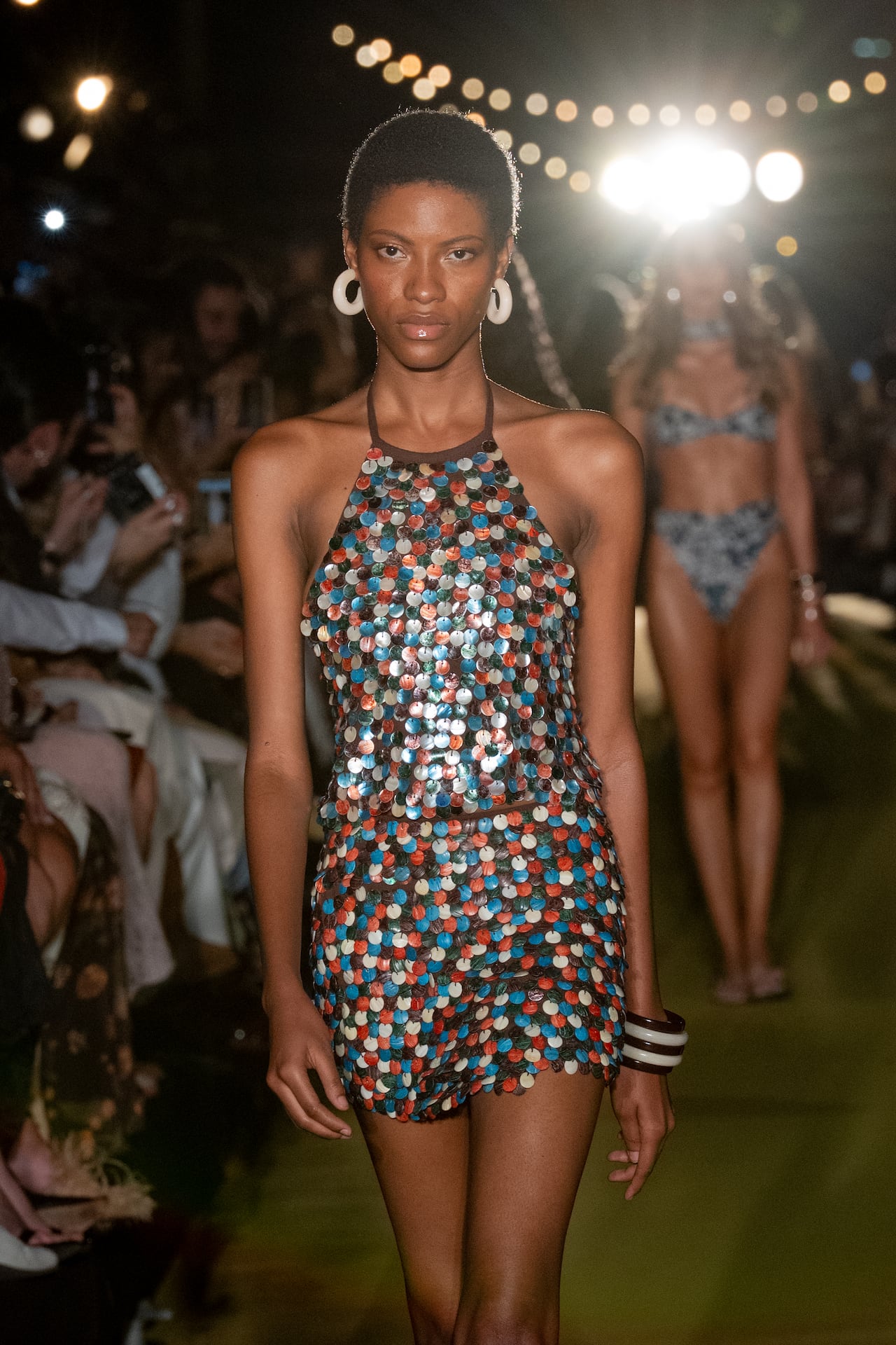 Ryan Castro asumió el rol de director creativo invitado de Agua Bendita para presentar ‘Felina’, un drop especial de la colección Resort 2027 presentada en pasarela en Colombiamoda 2026.