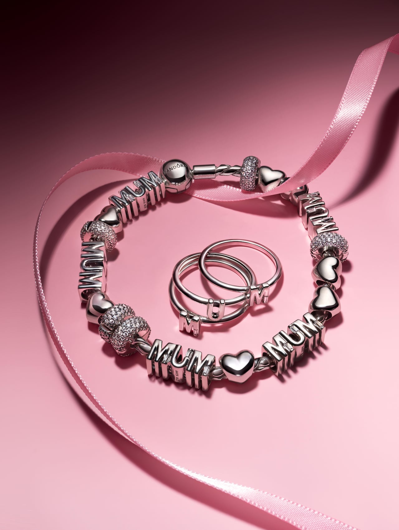 Con estas piezas, Pandora presenta su nueva campaña "Mamá y mucho más"