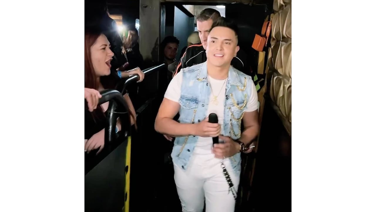 Tremendo golpe: famoso artista de música popular se cayó del escenario en pleno show