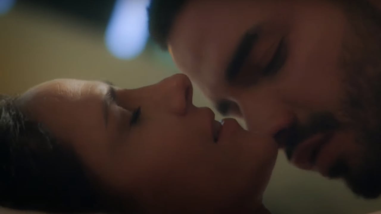 El capítulo de este miércoles 19 de abril estuvo bastante subido de tono.  Fotograma, minuto 3 segundo 12 (Ana y Joaquín se dejan llevar por sus sentimientos)  Youtube Canal RCN.