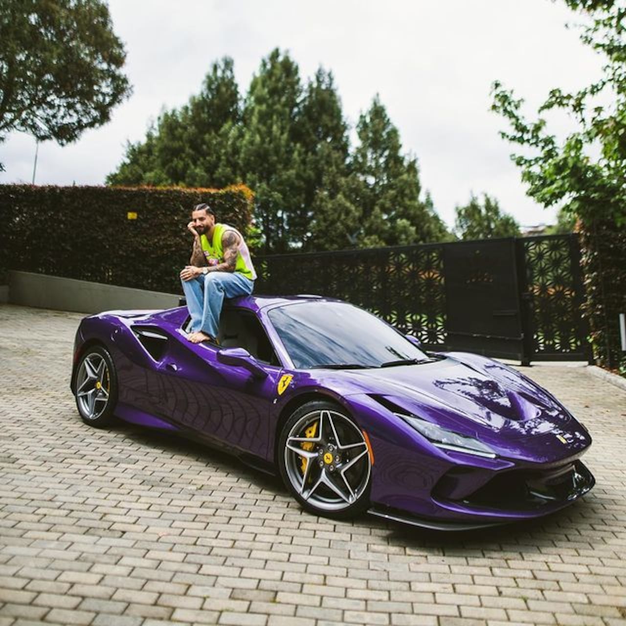 El cantante se mostró muy feliz con la compra de su nuevo carro