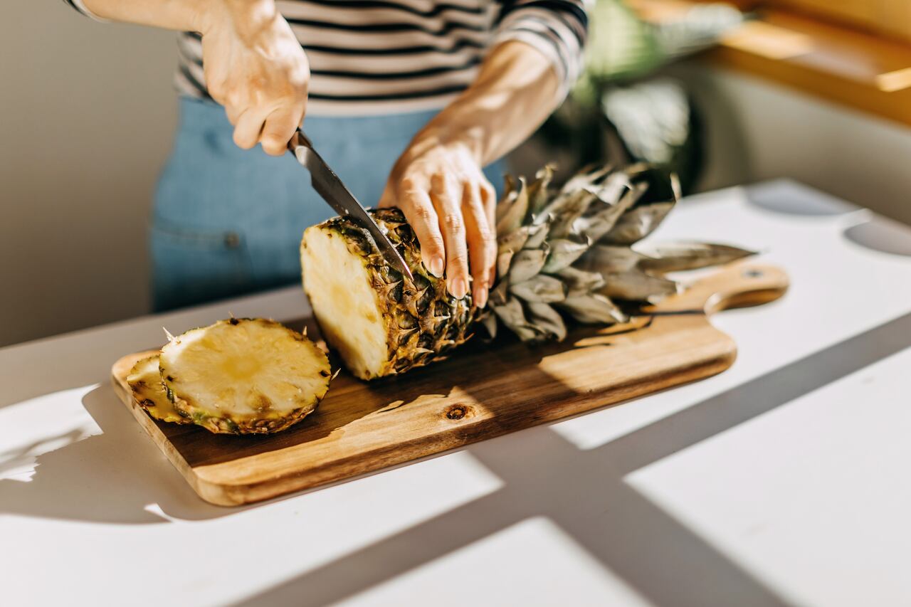 La piña fresca es rica en vitaminas, principalmente en vitamina C. Asimismo contiene vitaminas A, B1 y ácido fólico.