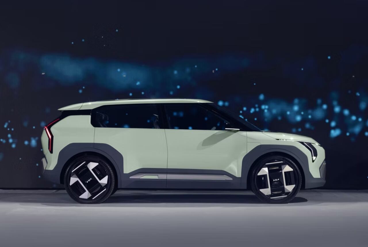 Materiales reciclados como el PET y tejidos sostenibles, hacen del EV3 un reflejo de la movilidad responsable y con estilo.