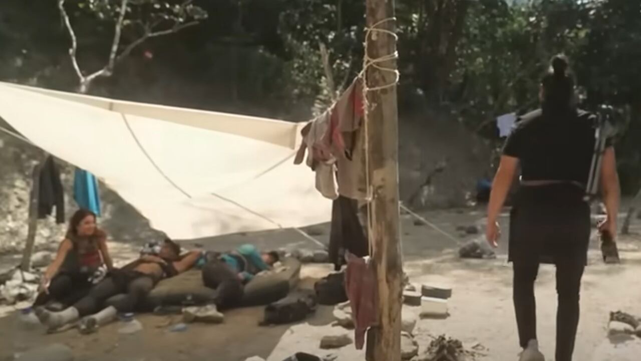 'Beta' recibió la visita de un peluquero, quien tendría que cortar el cabello a dos hombres y una mujer.