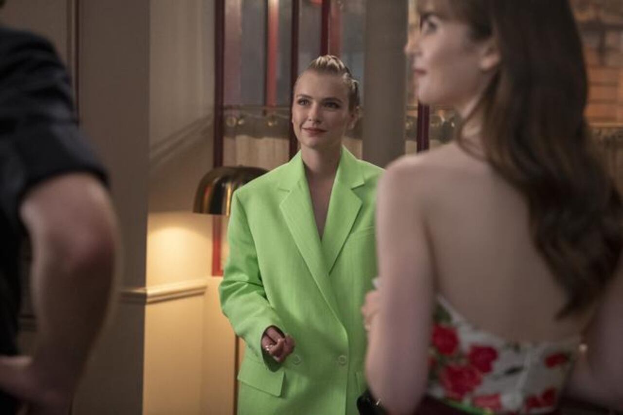 Camille de Emily en París con un diseño de Jacquemus