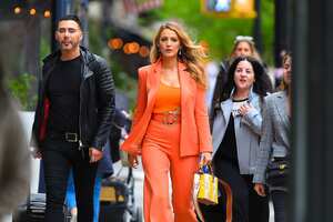 Blake Lively es otra de las celebridades que ha puesto ejemplo de como lucir bien este color.