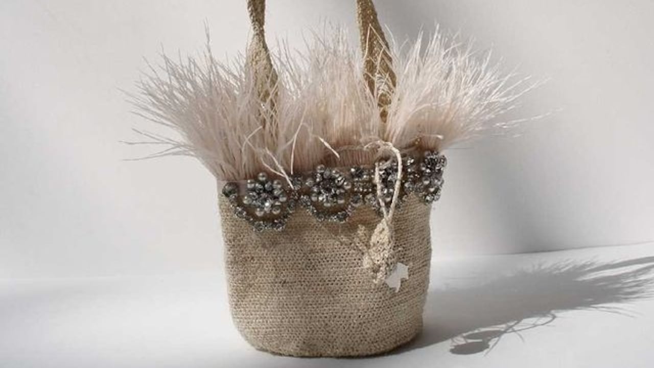 Mochila hecha a mano con pedrería.