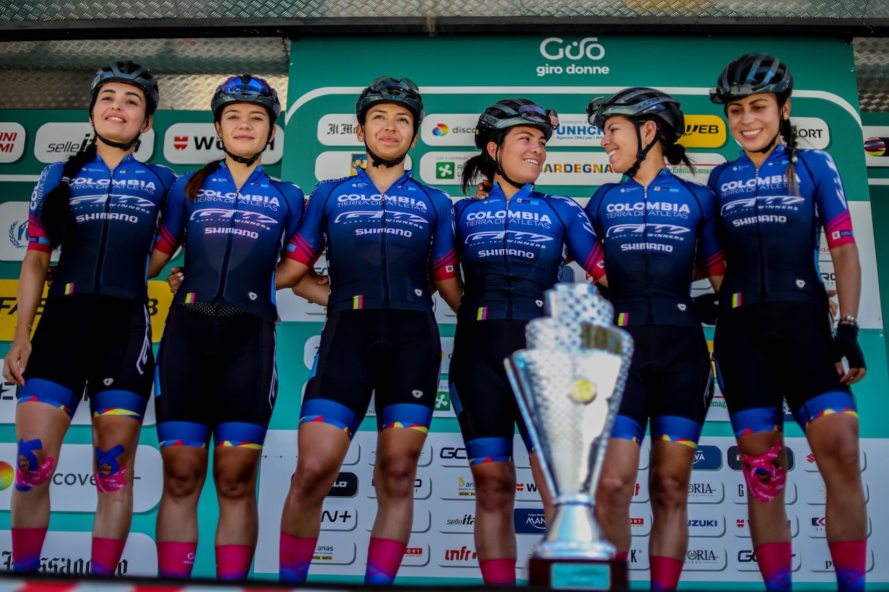 El equipo colombiano en el acto de firmas del Giro Donne 2022.