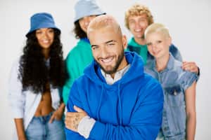 Maluma luciendo una de las prendas de la colección.