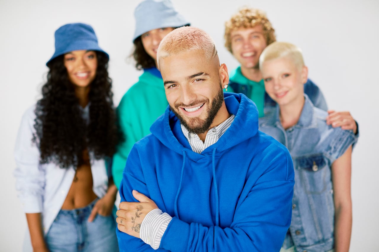 Maluma luciendo una de las prendas de la colección.